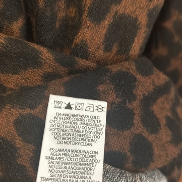 BEACH LUNCH LOUNGE Tommy Leopard Henley Shirt - Picture 7 of 8